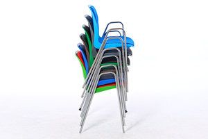 Gestapelt steht der Sitzschalenstuhl ausgesprochen kippsicher